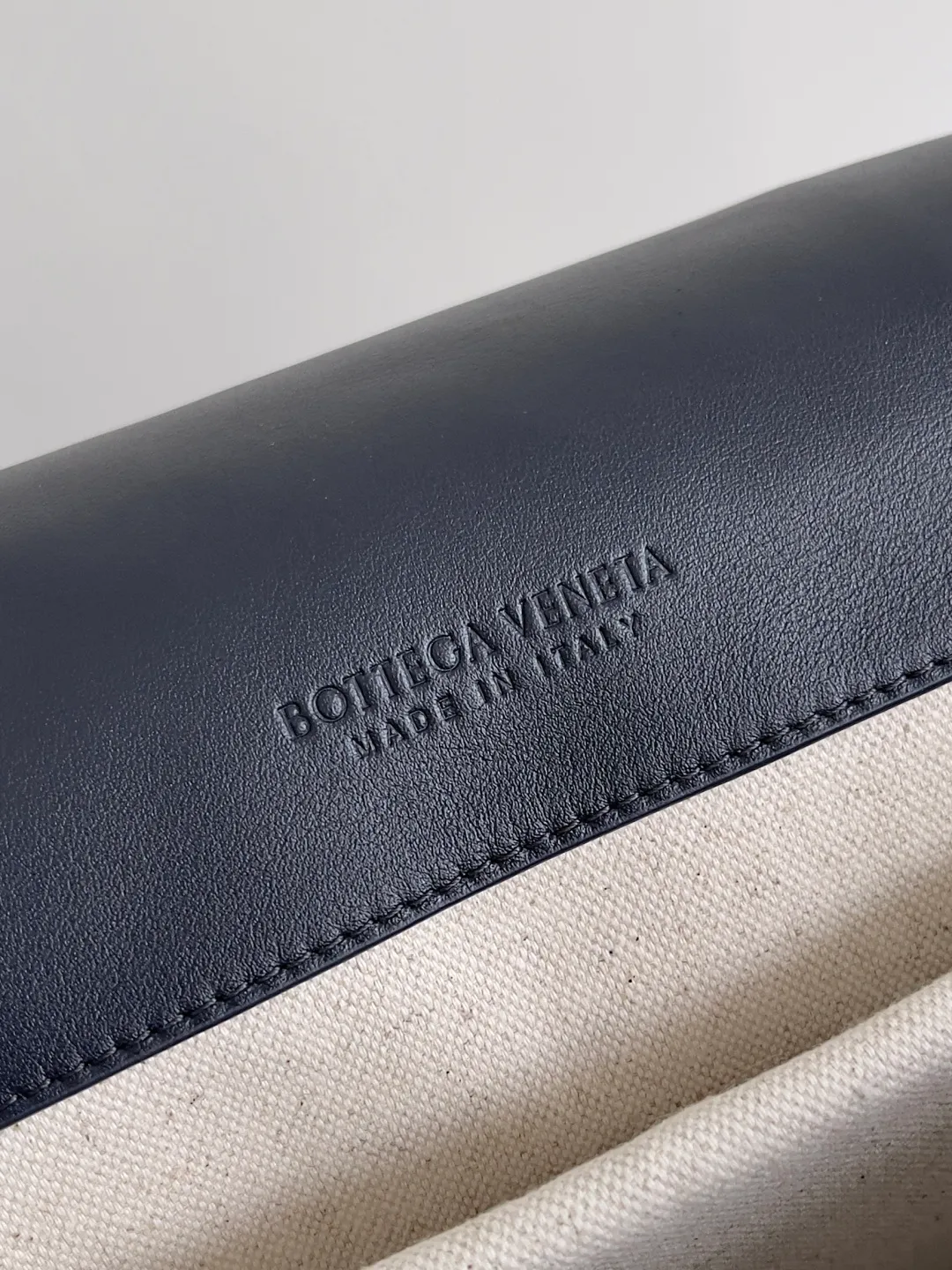 Batch 2560 Bottega Veneta's new Back To School backpack uses the iconic Intrecciato weaving leather process. Craftsmen use fine soft calfskin to weave it by hand. The weaving is tight and regular, and the texture is three-dimensional. The luster of the leather is super high-end, and the woven design of two different leathers creates a unique sense of layering. The flip-open design is equipped with two external flap pockets. It is super versatile whether it is for work, travel or daily life, and the capacity is also very practical.  The Back-To-School backpack is lighter than previous backpacks, and the space is large but not bulky. There are compartments for laptops and documents on the inner layer. The style is personalized, and it looks good and is easy to match. Carrying this backpack will double your chances of returning! Style number: 805971 Size: 39*31*14cm